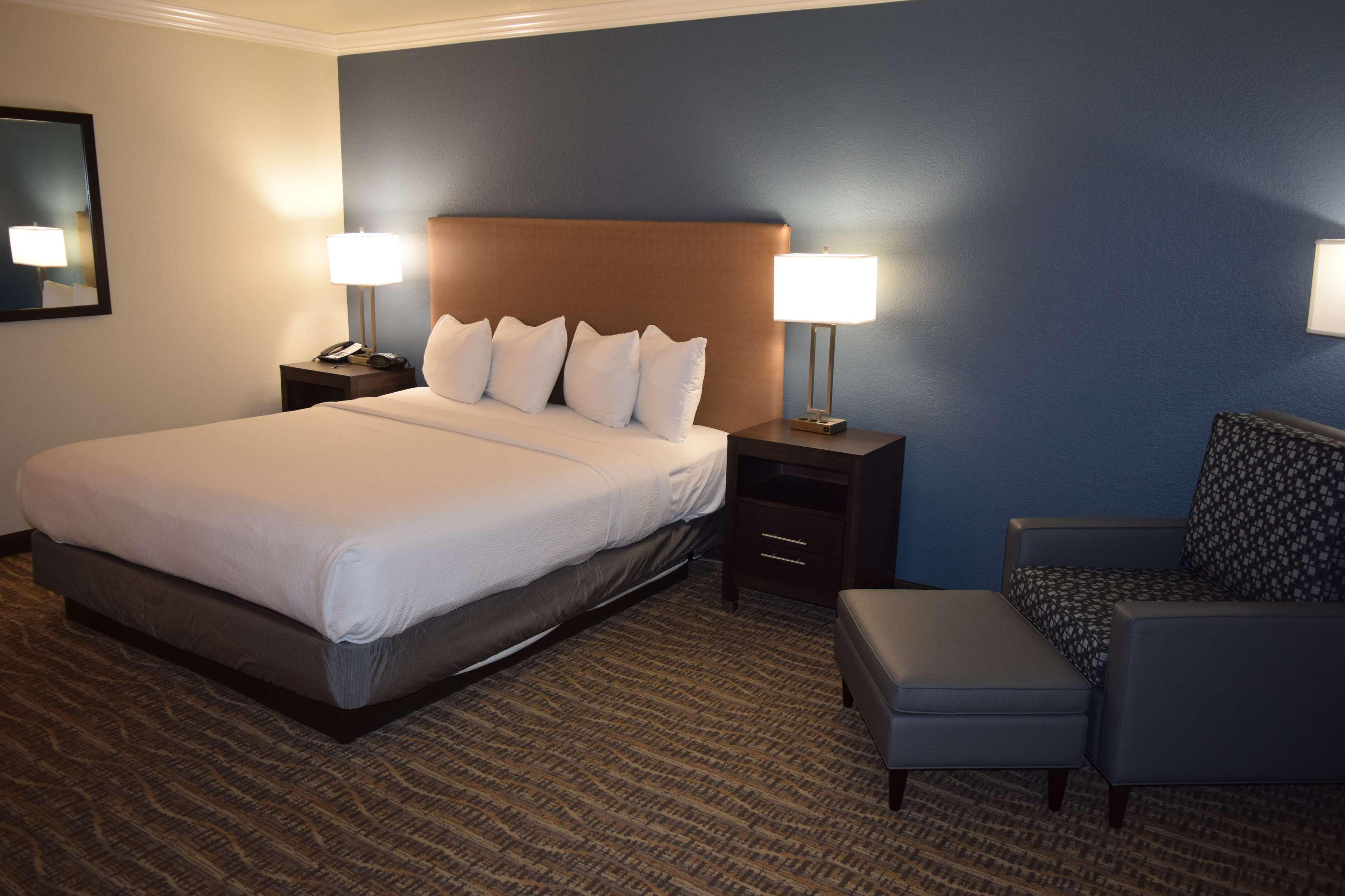 Western Town & Country 3* Tulare