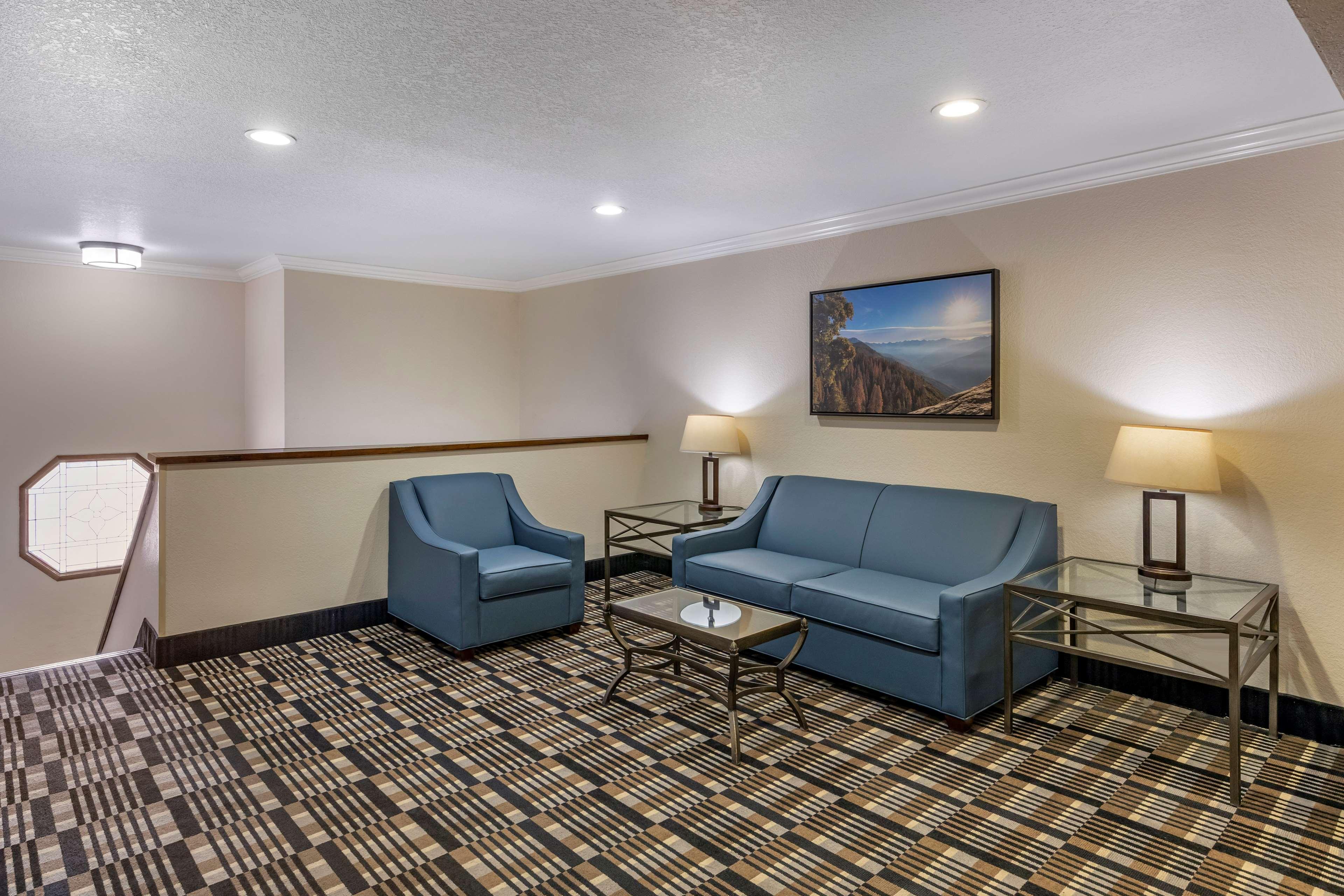 Western Town & Country Hotel 3*