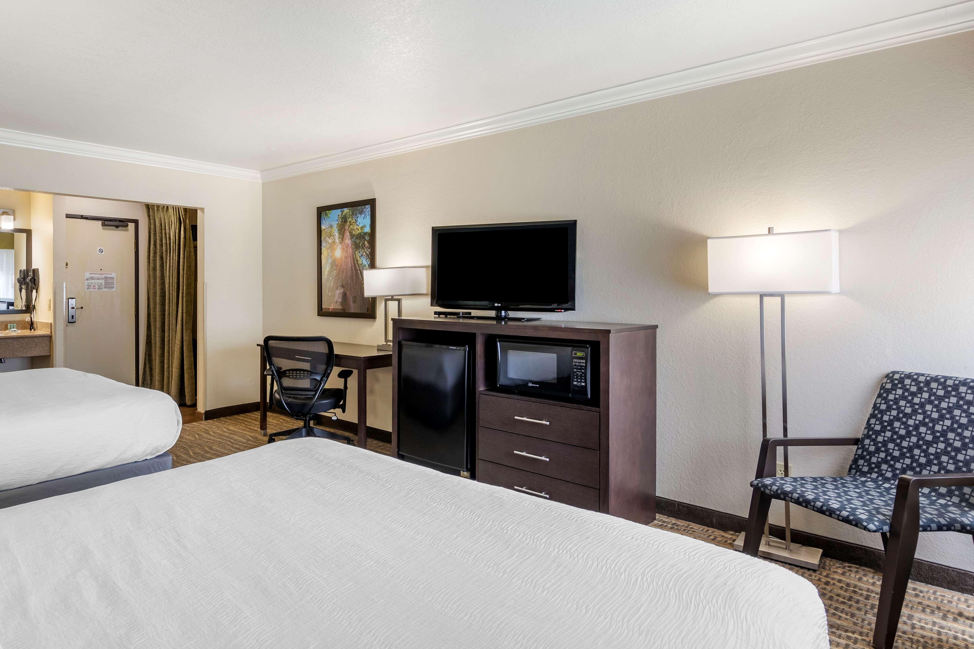 Western Town & Country 3* Tulare