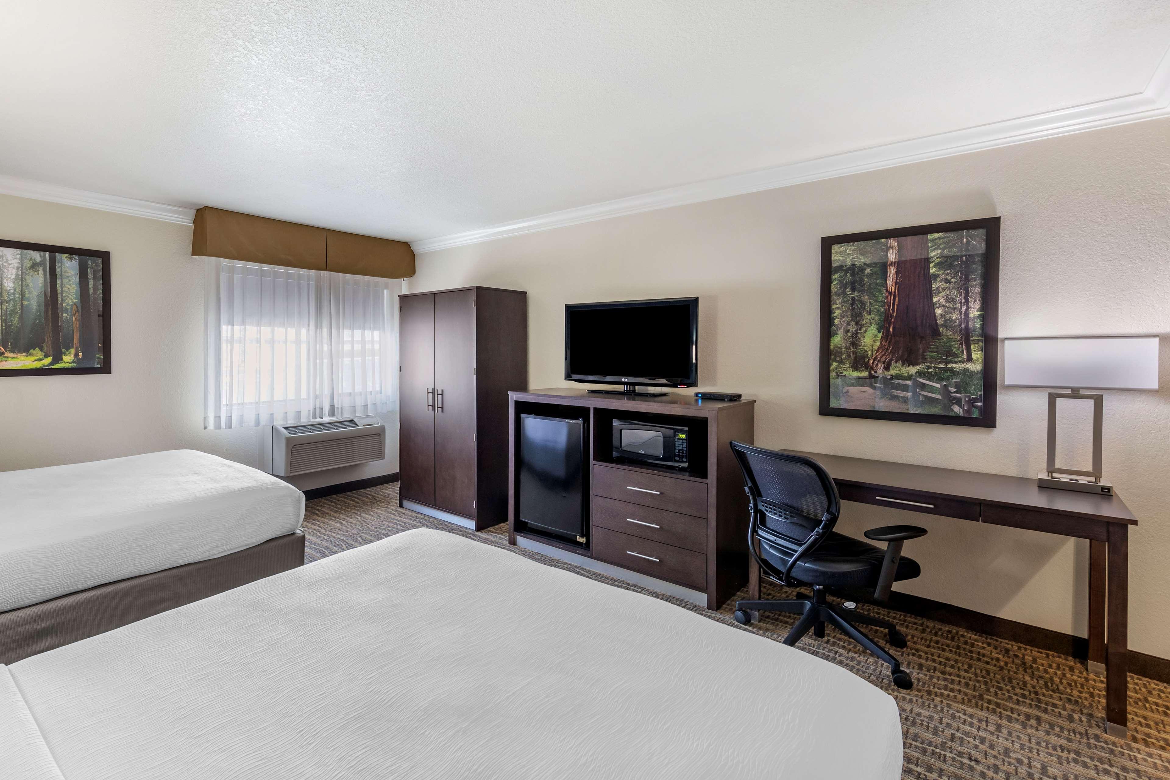 Western Town & Country 3* Tulare